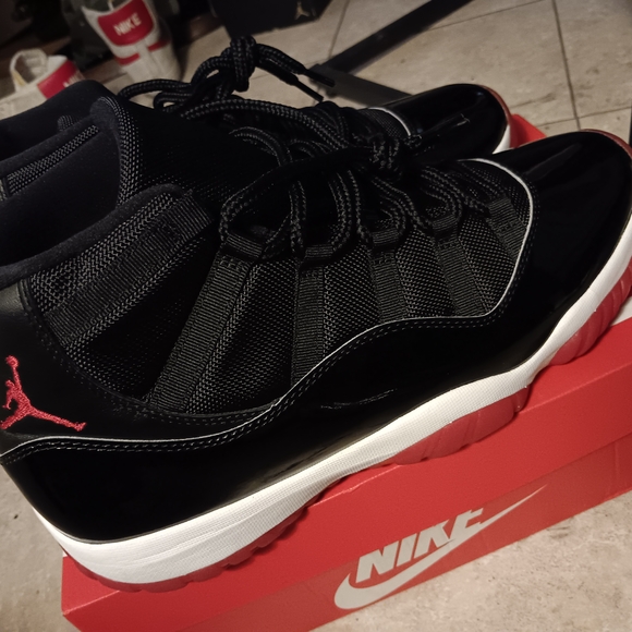 Jordan Bred 11's 2019 Pair Like New - Picture 1 of 6